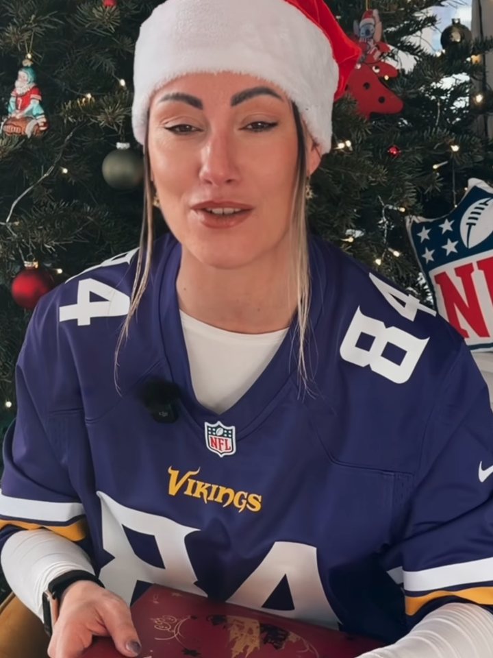 Stephy mit Weihnachtsmütze im Vikings-Trikot für Netflix