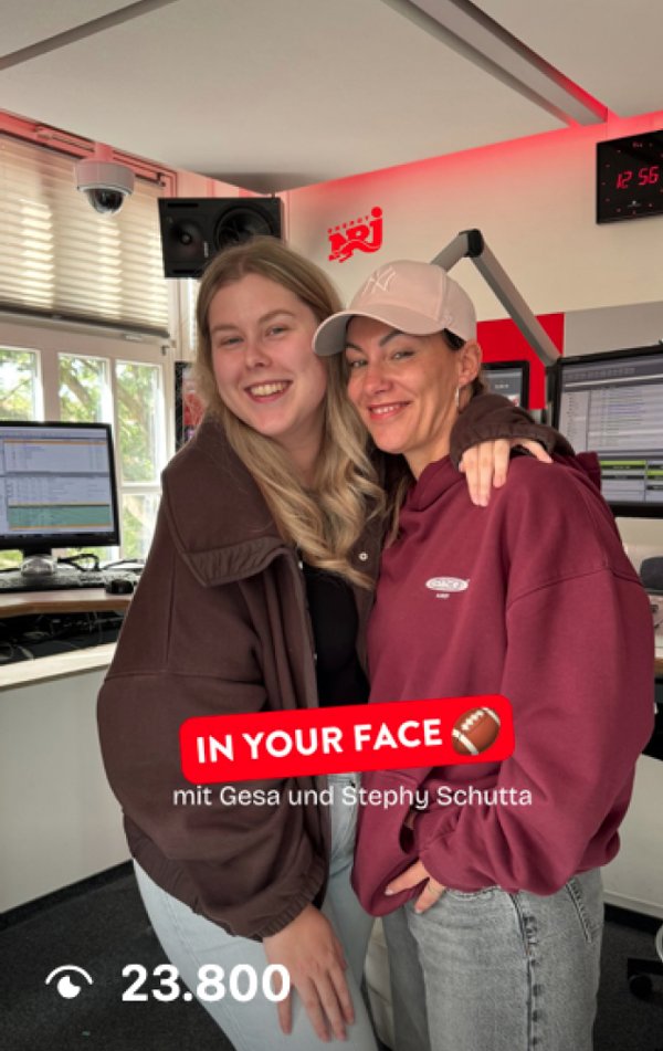 Stephy und Gesa im Studio von ENERGY Bremen, Story zu In Your Face