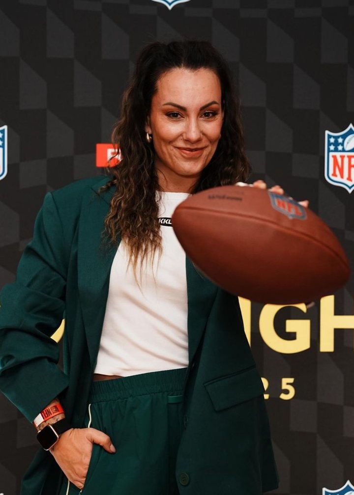 Stephy mit Football vor der NFL-Fotowand
